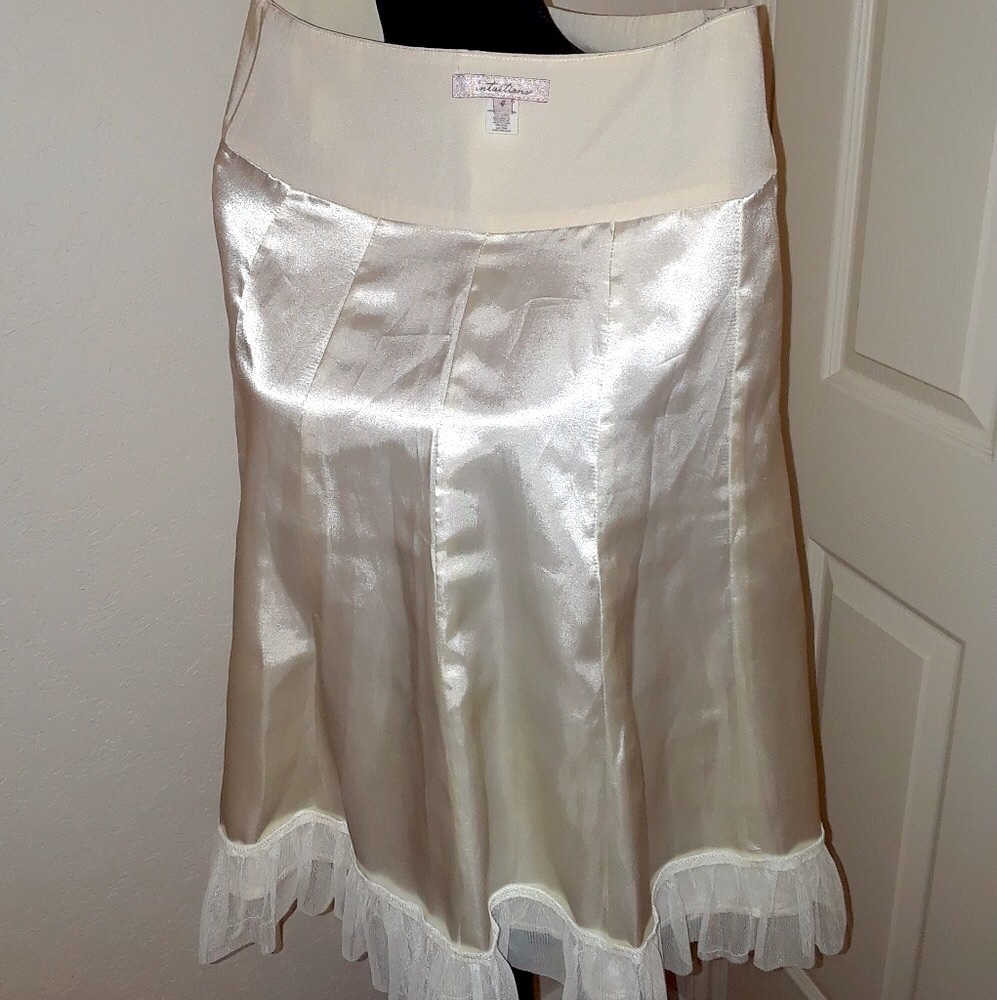 Beautiful Ivory pleated Skirt Size 4 - Picture 7 of 8